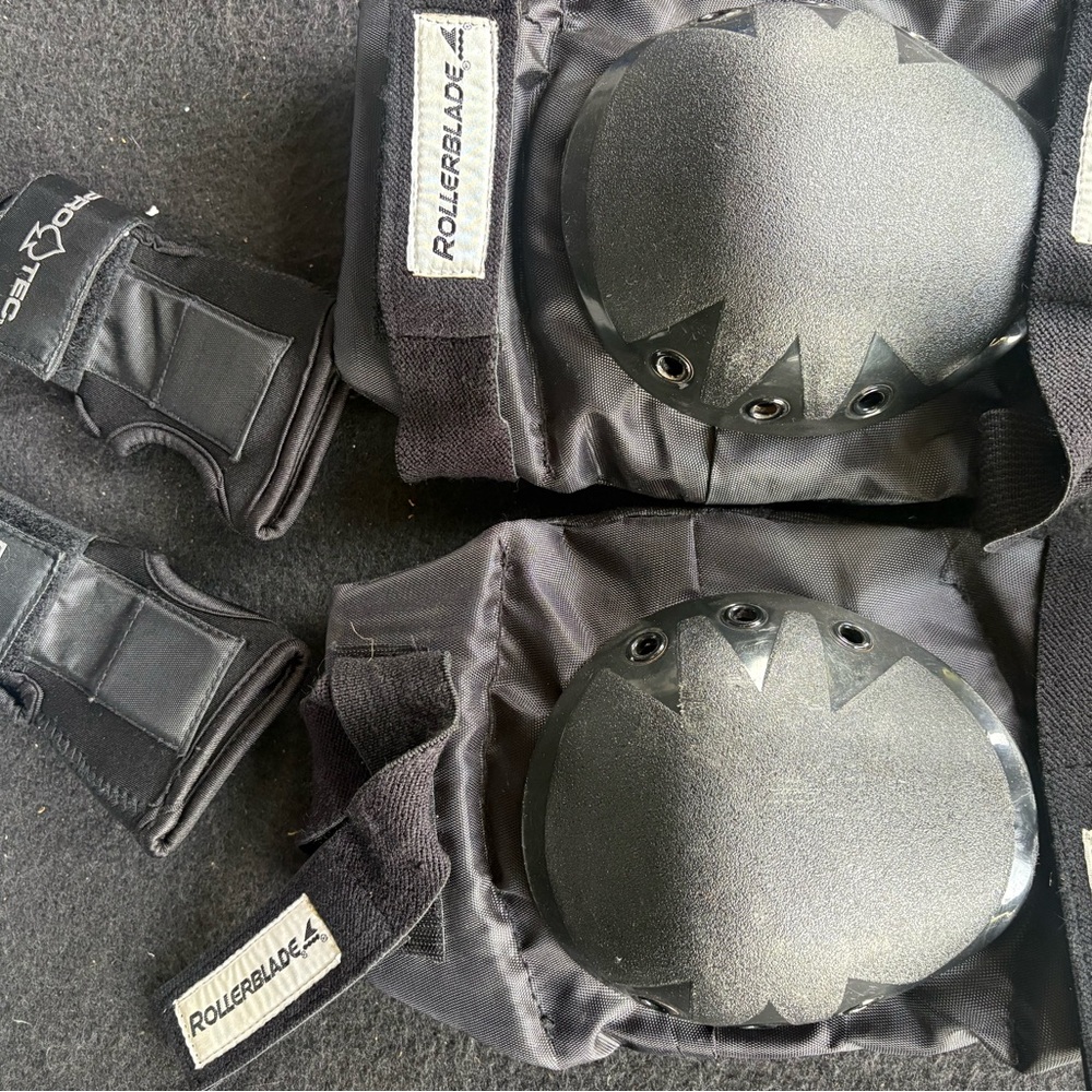 Adult Rollerblade Black Protective Knee and wrist Pads Set